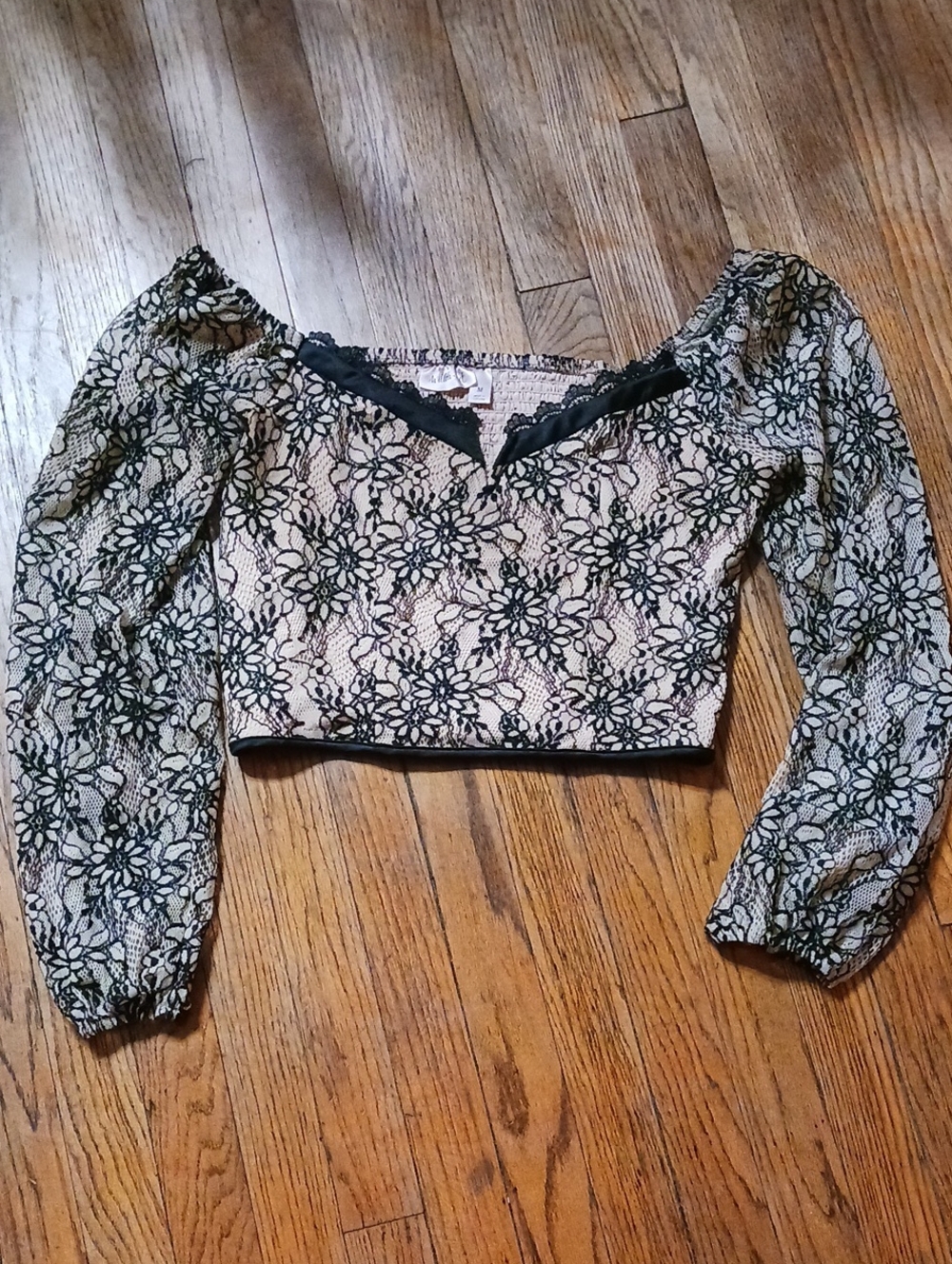 Willow & Root Lace V-Wire Cropped Top